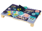 Un jouet en bois sur le thème de l'espace, plein de fonctions interactives pour les tout-petits.