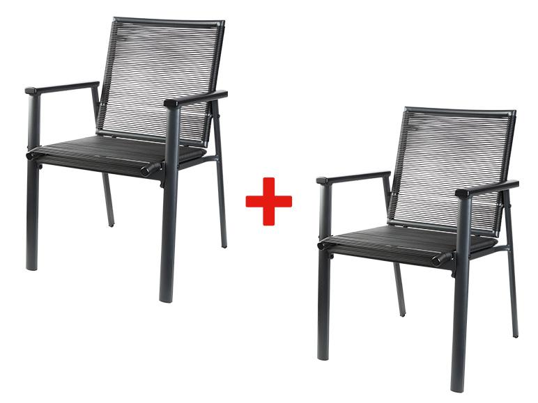Deux chaises de jardin en résine tressée noire.