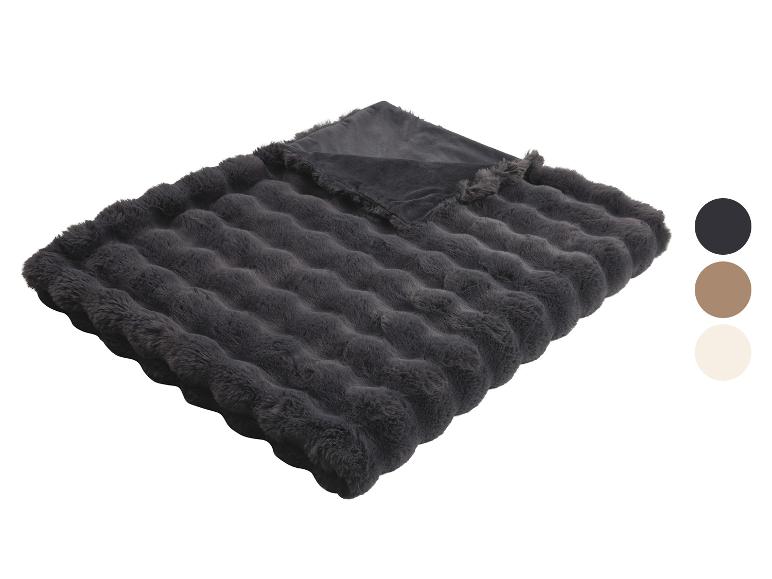 Plaid en fausse fourrure gris foncé ondulé avec échantillons de couleurs.