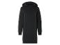 Une robe sweat-shirt noire à capuche et manches longues.