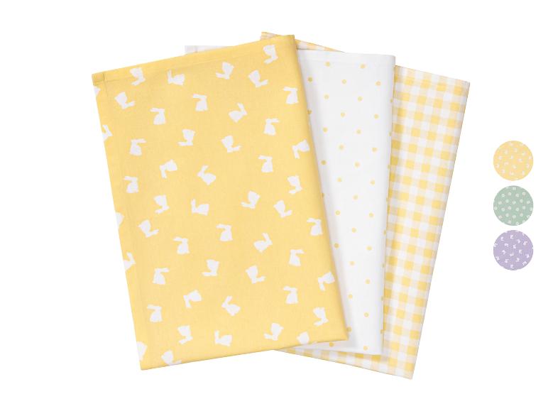 Trois torchons avec des motifs différents : lapins, pois et carreaux.