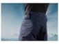 Pantalon bleu marine pour homme sur un fond de montagnes.