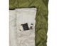 Un sac de couchage vert avec un portefeuille et une montre dans la poche.