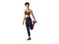 Femme faisant des étirements avec des vêtements de sport Karrimor.