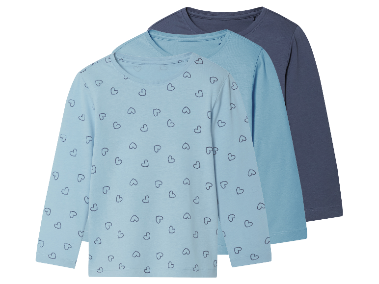 Trois t-shirts manches longues pour enfants, un avec motif cœurs et deux unis.