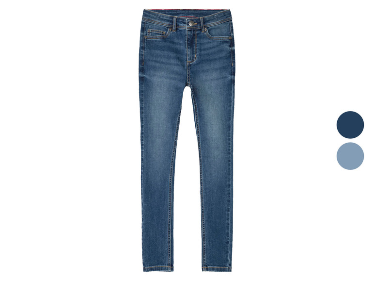 Un jean skinny bleu.