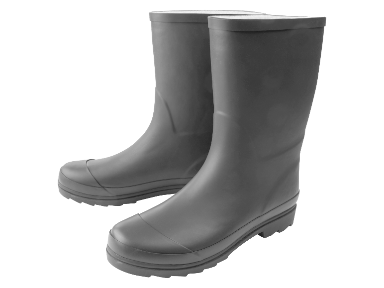 Une paire de bottes de pluie noires.