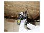 Un homme utilise une perceuse-burineuse Parkside pour percer un plafond en béton.
