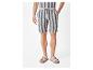 Shorts rayés et sandales pour homme.