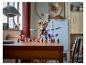Dragon et figurines LEGO Ninjago sur une table en bois dans une pièce.