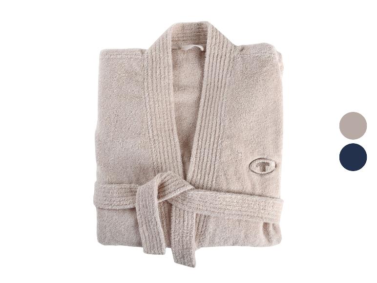 Peignoir beige plié avec logo brodé et deux échantillons de couleur.