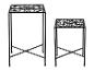 Deux tables en métal noir avec un dessus ouvragé.