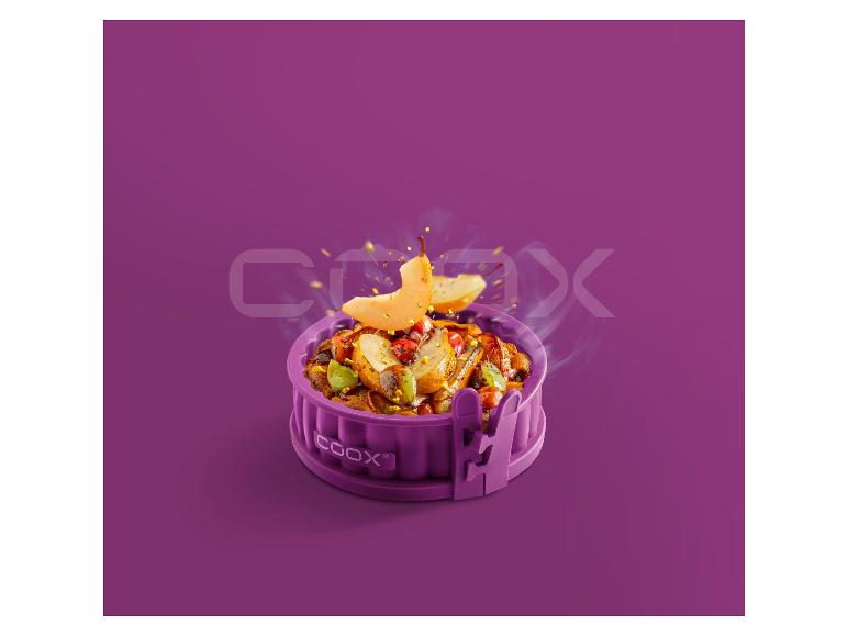 Un moule en silicone violet Coox avec une poire cuite.