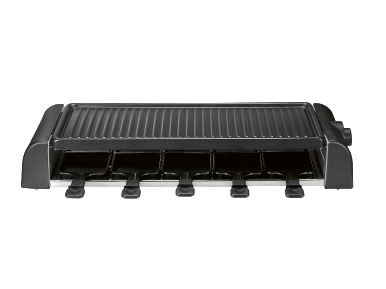 Un appareil à raclette noir avec cinq petites poêles et une surface de gril supérieure striée.