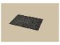 Un tapis rectangulaire gris foncé à texture moelleuse, sur un fond beige.