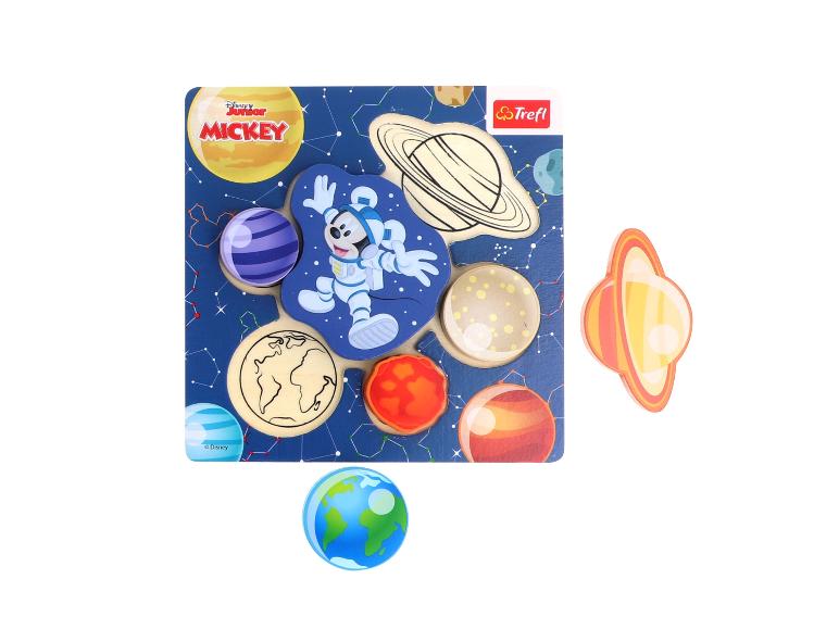 Un puzzle en bois avec Mickey Mouse en combinaison spatiale, des planètes et des anneaux, fabriqué par Trefl.