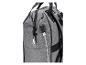 Un sac à dos gris avec un port USB et un câble.