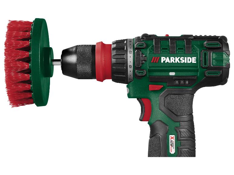 Perceuse-visseuse Parkside et brosse rotative pour le nettoyage.