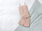 Un pyjama rose à imprimé floral composé d'un débardeur et d'un short.