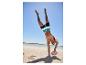 Maillot de bain et ballon de rugby sur la plage.