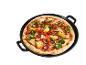 Pizza végétarienne fraîchement cuite dans une poêle en fonte noire.