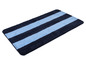 Un tapis de bain bleu et bleu foncé à rayures.