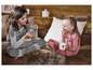 Deux filles en pyjama boivent du thé et mangent des biscuits.