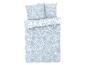 Une parure de lit bleue à motifs floraux et deux taies d'oreiller assorties.