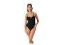 Modèle portant un maillot de bain noir une pièce.