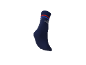 Chaussette de sport bleu marine avec rayures rouges et bleues et texte blanc.