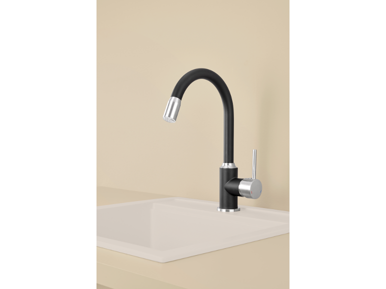 Robinet de cuisine noir avec bec flexible et évier beige.