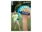 Une fille joue avec un frisbee et une balle Schildkröt.