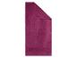 Serviette de bain magenta à rayures verticales, pliée en deux.