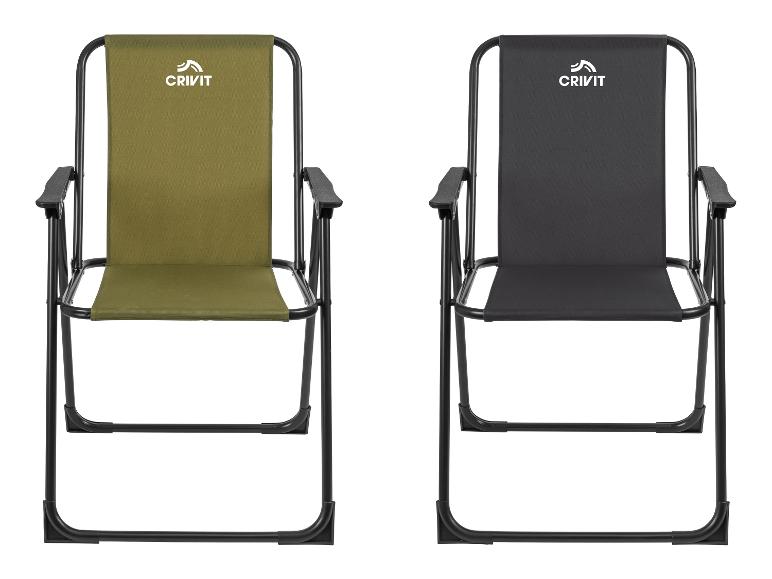 Deux chaises de camping pliantes, une vert olive et une noire.