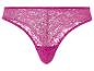 Un string rose en dentelle.