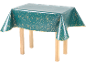 Nappe verte à imprimé étoiles dorées sur une table en bois.