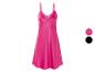 Une chemise de nuit en satin rose avec de la dentelle