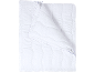 Couette blanche matelassée avec motif à carreaux et liseré bleu.