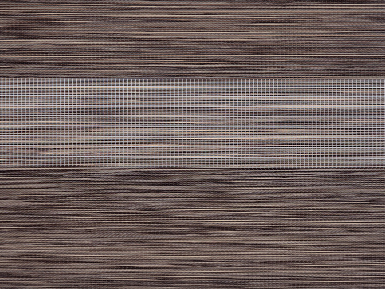 Stores enrouleurs à rayures beiges et marron.