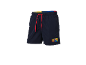 Short de bain bleu foncé avec ceinture colorée et cordon rouge.