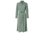 Une robe chemise de couleur vert clair à manches longues.