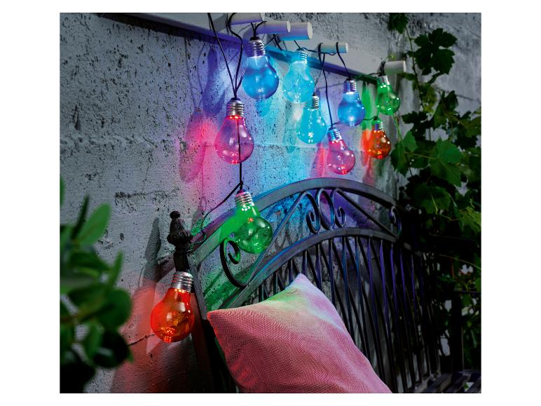 Guirlande lumineuse extérieure avec ampoules colorées.