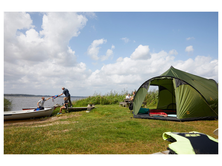 Une tente Grand Canyon verte sur un camping au bord de l'eau.