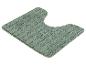 Un tapis de bain vert avec une découpe pour les toilettes.