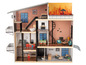 Une maison de poupée en bois avec différentes pièces et accessoires.
