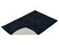 Tapis de bain bleu foncé avec un dessous antidérapant visible