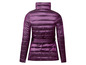 Une veste matelassée violette avec une ceinture.
