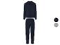 Un pyjama bleu marine à manches longues et pantalon long.