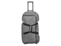 Une valise grise à roulettes.