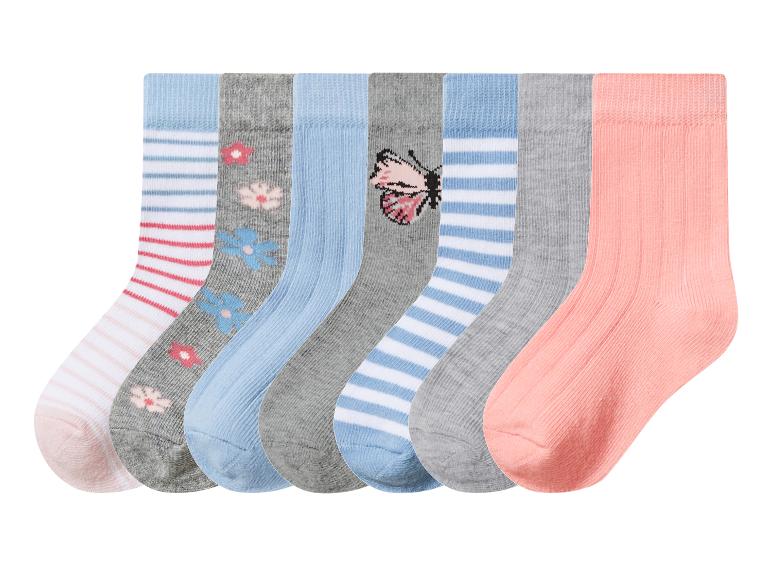 Lot de sept paires de chaussettes pour enfants de différentes couleurs et motifs, y compris des rayures, des fleurs et un papillon.